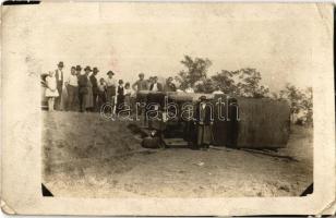 1920 Baja, felborult autóbusz a város felé menet, baleset. photo (EK)