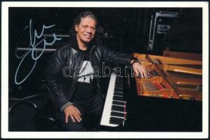 Chick Corea (1941-2021) zongorista aláírása az őt ábrázoló nyomaton