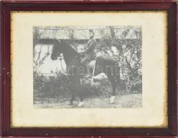 cca 1930 Lovastiszt.17x22,5 cm, üvegezett keretben.