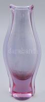 Madármintával csiszolt cseh lila üveg váza, jelzés nélkül, minimális kopottsággal, m: 26,5 cm