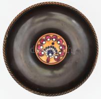 Iparművész bronzlemez falitál, zománcozott kép berakással, hátoldalon "Emlékül a Honvédelmi Minisztertől 1989. 09. 29" ajándékozási felirattal. Kis kopással, d: 26 cm