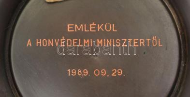 Iparművész bronzlemez falitál, zománcozott kép berakással, hátoldalon "Emlékül a Honvédelmi Min...