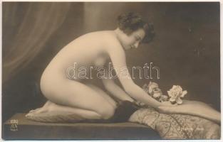 Erotikus meztelen hölgy / Erotic nude lady. J. Mandel Phot., A.N. Paris 230. (non PC)