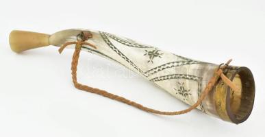 Iparművészeti szaru kürt, réz szerelékkel, h: 37 cm