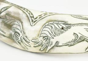 Iparművészeti szaru kürt, réz szerelékkel, h: 37 cm