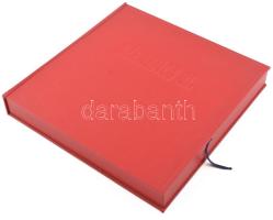 Szerencs 31. grafikai mappa: Geometrikus-absztrakt alkotások, klf. alkotóktól, össz. 31 db mű. Klf. technikák (sokszorosított grafika), papír (ebből 11 db merített, 20 db normál papíron), mindegyik jelzett. Fedlapon számozott (16/40) és Kovács Tamás László grafikusművész bevezetőjével. Műbőrborítású albumban. Alkotók: Ács Alíz, Ács Anna Mária, Bendik Boglárka, Bolcsó János, Boros Zsolt, Bölöni Gergely, Breuer Marcell, Farkas Fanni, Fedéák Norbert, Grill Mária, Katyi Ádám, Kauker Márton, Kovács Gábor, Kovács Vanda, Kállai Krisztina, Kátai Gitta, Lucia Flores, Major Zoltán, Nagy Katalin Magdolna, Nyerges Viktória, Sallai Tibor, Tiszai Gyula, Varga Tünde, Volenszki Máté, Zalavári Péter, Zsovák Orsolya. Ritka!