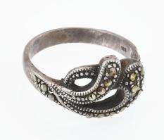 Ezüst(Ag) gyűrű markazittal, jelzett, méret: 53, bruttó: 3,6 g