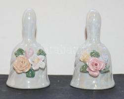 2db jelzés nélküli virágdomborműves kis porcelán harang (8cm magasak) / 2 pieces of porcelain bell without sign