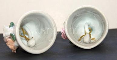 2db jelzés nélküli virágdomborműves kis porcelán harang (8cm magasak) / 2 pieces of porcelain bell w...