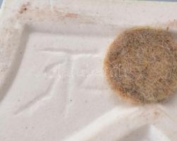 Szarka Tamás (1956-) Kagyló figurás tároló. Türkiz mázzal festett formába öntött fajansz, jelzéssel,...