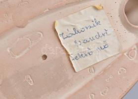 Záhorzik Nándor (1935- ): Napozó nő. Kerámia szobor, jelzett, minimális kopásnyomokkal, alján repedé...