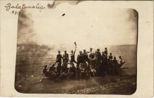 1930 Balatonaliga, M. Kir. Gépkocsiüzem munkásainak nyaralása, csoportkép csónakon. photo (fl)