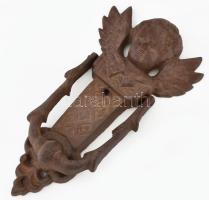 Antik öntött vas ajtókopogtató, puttó figurális díszítéssel, m: 21 cm