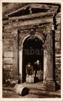 1938 Budapest XXII. Budafok, Jóni oszlopos portalé a m. kir. állami pincegazdaságban, boros hordók