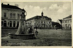 1932 Dunaföldvár, Községháza, Díszkút, patika, fényképészeti üzlet. Somló Manó kiadása (EK)