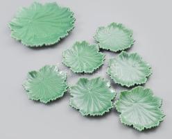 Régi plasztikus levél alakú süteménykínáló szett, zöld színnel mázolt, sorszámozott, kis kopással, d: 16 cm, 27 cm