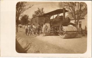 1929 Lednickisfalu, Kisfalu, Mestecko; úthenger munkásokkal, útépítés / Road roller with workers, construction. photo