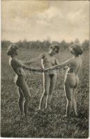 Három meztelen erotikus hölgy a tarlón / three erotic nude lady in stubble. Künstler Akt-Studie (non PC) (fl)