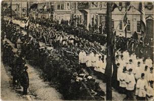 Kassa, Kosice; II. Rákóczi Ferenc és bujdosó társai temetésén október 29-én, latin és görög szertartású római katolikus papság, Sidlovits Gy. üzlete. Nyulászi Béla 19. / the funeral (reburial) ceremony of Francis II Rákoczi (Rb)