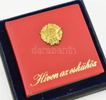 Minikönyv: Híven az eskühöz. Budapest 1981. 25 éves a Munkásőrség. Sorszámozott, bőr kötésben, dísz dobozban