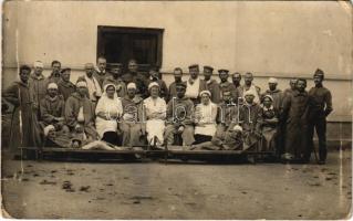 Campulung, Kimpolung, Cimpolung; első világháborús német sebesült katonák és nővérek a hadi kórház udvarán / WWI military hospital, German injured soldiers and nurses. photo (EK)