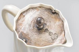cca 1920 Hukin & Heath art nouveau csavart testű tejporcelán kancsó, címeres ezüstözött fém bill...