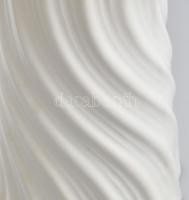 cca 1920 Hukin & Heath art nouveau csavart testű tejporcelán kancsó, címeres ezüstözött fém bill...