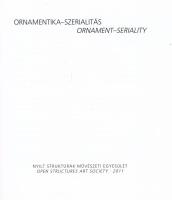 Maurer Dóra (szerk.): Ornamentika - Szerialitás, Ornament - Seriality. Bp., 2011, Nyílt Struktúrák Művészeti Egyesület. 71 p. Magyar és német nyelven. Színes és fekete-fehér képekkel, többek közt Nádler István, Molnár Vera, Konok Tamás műveinek reprodukcióival illusztrált. Kiadói papírkötés, jó állapotban.