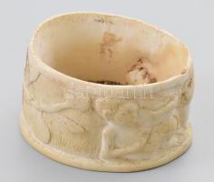 Jelenetekkel díszített faragott csont ékszertartó, kopással, d: 9,5 cm, m: 6 cm