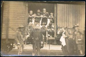 cca 1920-1940 Cserkészek vasúti vagonon, fotó, hátoldalán felirattal, 9x6 cm
