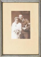 cca 1940 Német Luftwaffe tiszt esküvői fotója. Kartonra kasírozva, üvegezett képkeretben, 15x10 cm (keret: 30,5x21,5 cm) / German Luftwaffe officers wedding photo, in glazed frame