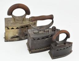 3 darab öntöttvas szenes vasaló, közte kisebb méretű hiányos darab