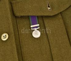 Brit Hadsereg egyenruha zubbony, tüzér gallérjelvénnyel és miniatűr kitüntetéssel. Jelzett, jó állap...
