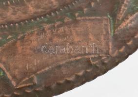 A diszkoszvető. 1955, domborított bronzlemez falikép, vésett felirattal, d: 50 cm