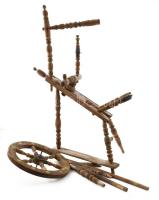 Antik rokka. Nemzeti színű színekkel festve, kopott, hiányos