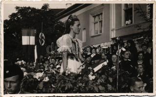 1940 Erdély, bevonulás, honleány, magyar zászló, horogkerszt / entry of the Hungarian troops, compatriot woman, Hungarian flag, swastika photo