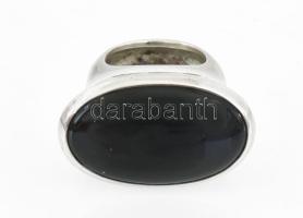 Ezüst(Ag) Péter Vladimir (1947-) által tervezett gyűrű ónixszal, jelzett (Wladis), méret: 57, bruttó...
