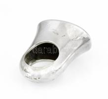 Ezüst(Ag) Péter Vladimir (1947-) által tervezett gyűrű ónixszal, jelzett (Wladis), méret: 57, bruttó...