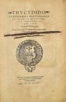 1543 Thucydidis Atheniensis historiographi de bello Peloponnensium Atheniensium. Libri VIII. [Thuküdidész athéni történész az athéniak peloponnészoszi háborújáról]. 6 sztl. lev. + 227 p. Latin nyelven. Erősen sérült, aranyozott, bordázott gerincű egészbőr-kötésben, szétváló fűzéssel, a címlapon 1785-ös tulajdonosi névbejegyzéssel (áthúzva), a lapokon helyenként kézzel írt széljegyzetekkel.
