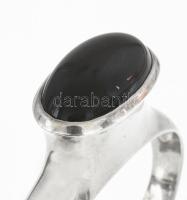 Ezüst(Ag) Péter Vladimir (1947-) által tervezett karperec füstkvarccal, jelzett (Wladis), 5,5×4 cm, ...