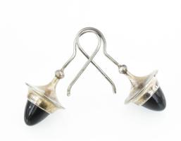 Ezüst(Ag) Péter Vladimir (1947-) által tervezett fülbevalópár obszidiánnal, jelzett (Wladis), h: 4 cm, bruttó: 12,1 g