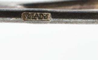 Ezüst(Ag) Péter Vladimir (1947-) által tervezett fülbevalópár obszidiánnal, jelzett (Wladis), h: 4 c...