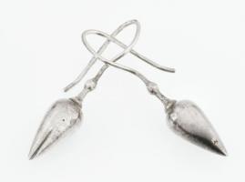 Ezüst(Ag) Péter Vladimir (1947-) által tervezett fülbevalópár, jelzett (Wladis), h: 4 cm, nettó: 10,7 g