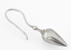 Ezüst(Ag) Péter Vladimir (1947-) által tervezett fülbevalópár, jelzett (Wladis), h: 4 cm, nettó: 10,...