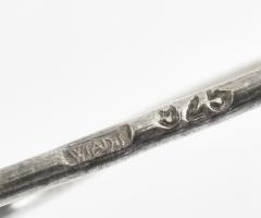 Ezüst(Ag) Péter Vladimir (1947-) által tervezett fülbevalópár, jelzett (Wladis), h: 4 cm, nettó: 10,...