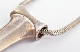 Ezüst(Ag) Péter Vladimir (1947-) által tervezett nagyító láncon, jelzett (Wladis), h: 76 cm, bruttó:...