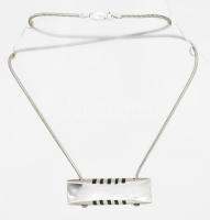 Ezüst(Ag) Jermakov Katalin (1969-) által tervezett nyaklánc ében berakással, jelzett, h: 44 cm, brut...