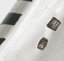 Ezüst(Ag) Jermakov Katalin (1969-) által tervezett nyaklánc ében berakással, jelzett, h: 44 cm, brut...