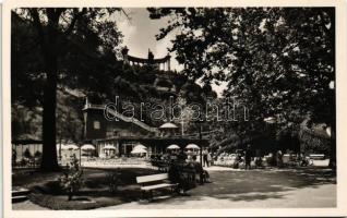 Budapest I. Szent Gellért szobor, Hungária és Attila gyógyforrások