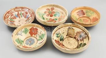 cca 1880-1900 5 db antik Erdélyi népi kerámia tányér. Mázas kerámia, kézzel festett, jelzett, sérülésekkel d: 19-21 cm